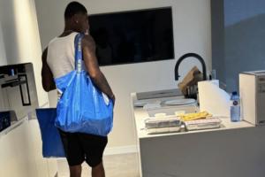 白背心短裤白袜拖鞋，拉什福德被拍到现身宜家，选购新公寓家具