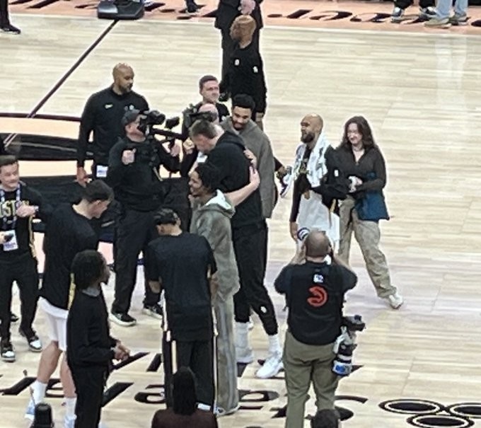 PG电子官方网站-一起拿过冠军！波尔津吉斯赛后与豪泽、塔图姆、怀特寒暄